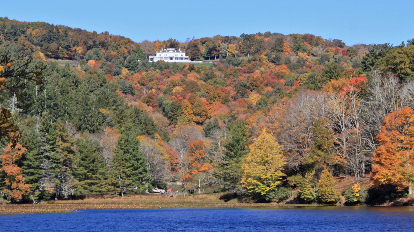 view of flat top manor from bass lake